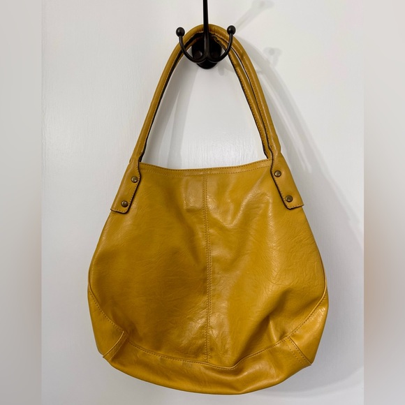 Perfectly cute shoulder bag to run errands. Not too big but holds plenty. - Picture 2 of 3